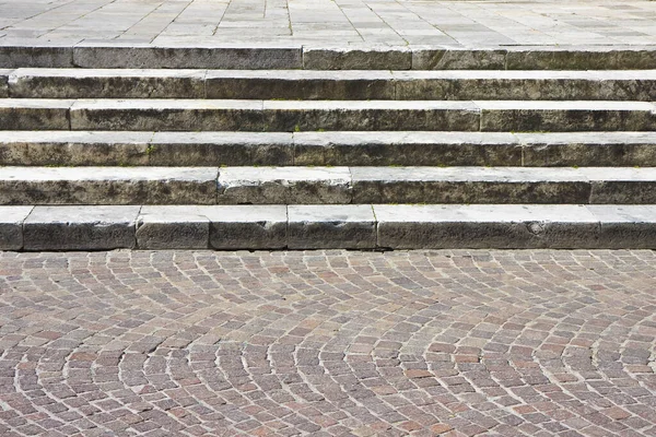 Detalle de una antigua escalera de piedra italiana con adoquines en po —  Fotos de Stock