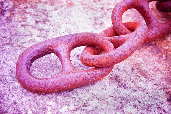 Detail of an old rusty metal chain anchored to a concrete block — Stock Photo, Image