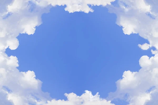 蓝天背景，白云-中央空间图像 — 图库照片