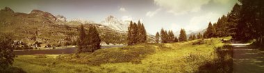 Üst En Gölü 'ndeki Sils Gölü' nün çevresindeki panoramik manzara