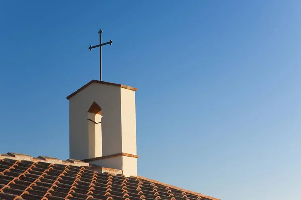 Starý italský kostelík s kovovým křesťanským křížem na vrcholu — Stock fotografie