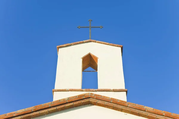 Gammal italiensk liten kyrka med metall kristet kors på toppen — Stockfoto