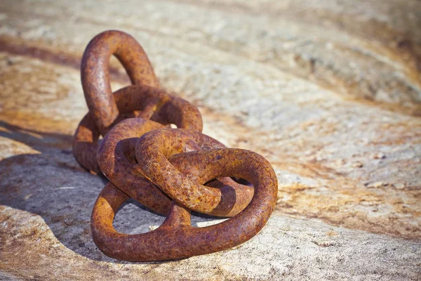 Detalj av en gammal Rostig metall kedja förankras i ett betongblock — Stockfoto