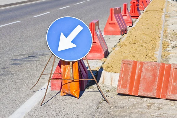 Blå pil tecken på en byggarbetsplats för gatuarbeten — Stockfoto