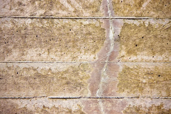 Parede de concreto armado danificada com rachaduras — Fotografia de Stock