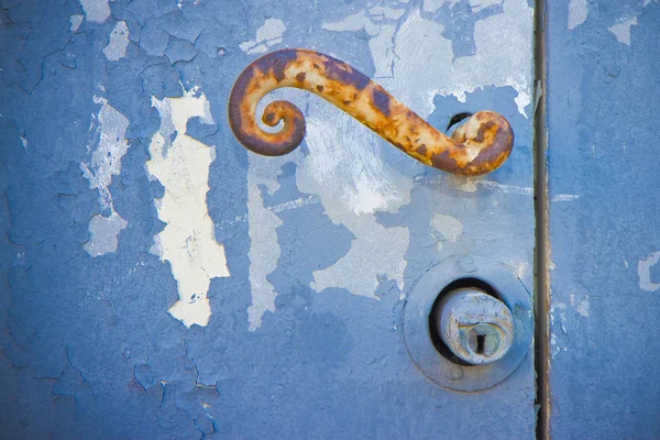 Detalle mango de metal en puerta de madera — Foto de Stock