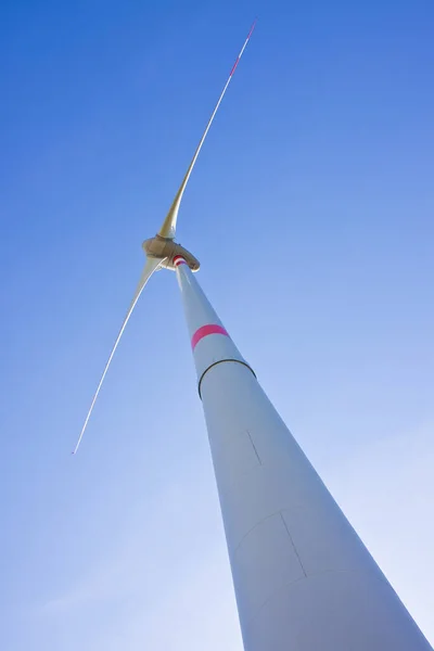 蓝天中的风力涡轮机 — 图库照片