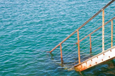 Eski metal merdiven suya iniyor - fotokopi alanı ile konsept görüntü.
