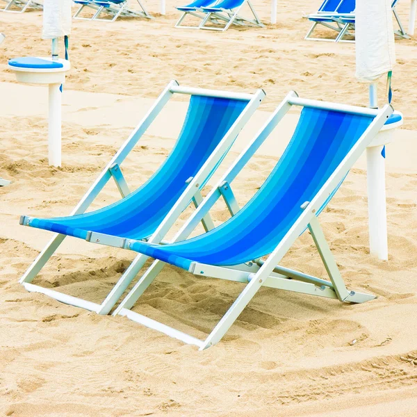 Duas Cadeiras Coloridas Litoral Italiano Com Dunas Areia Fundo — Fotografia de Stock