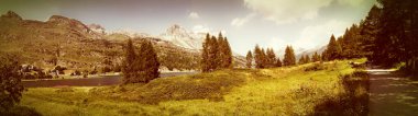 Yukarı Engadine Vadisi 'ndeki Sils Gölü çevresindeki manzaranın panoramik görüntüsü (İsviçre - Avrupa) - retro vintage instagram filtre etkisiyle donatılmış 