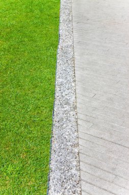 Taş zemini olan yeşil çimen - kopyalama alanı olan resim