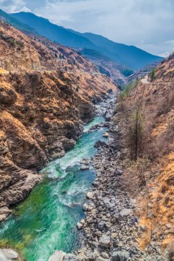 Paro şehri yakınlarındaki Paro Chu Nehri, Butan