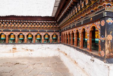 Bhutan 'da dua çarklarını üzerinde geleneksel mantra whriting ile döndürmek ki bu kulağa 