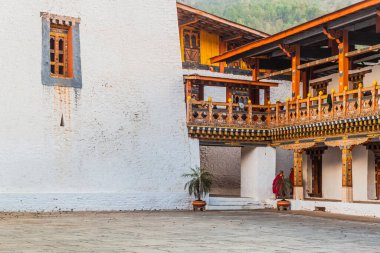 Punakha, Butan - 29 Şubat 2016: Punakha Dzong, Butan 'da iki Budist keşiş