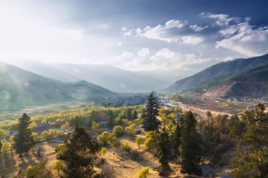 Bulutlu Gökyüzü ve Bhutan ile Paro Vadisi 'nin Güzel Manzarası