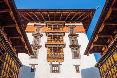 Bhutan 'daki dzong' un iç avlusundaki güzel geleneksel bina.