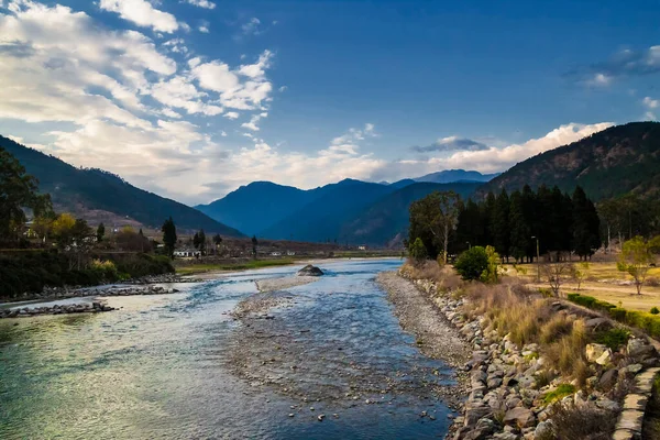 Paro Chuu Nehri Güzel bir günde, Paro şehri, Butan