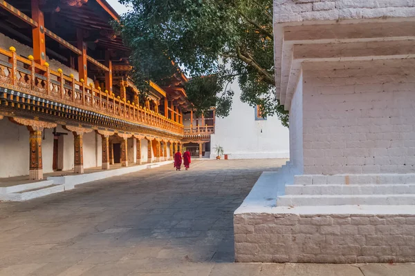 Két Buddhista Szerzetes Punakha Dzongban Bhutánban — Stock Fotó