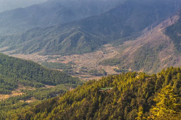 ブータンで最も有名な修道院であるタクシャン ゴベンバ Tiger Nest Monastery へ行く途中の山々を山の崖で眺めましょう — ストック写真