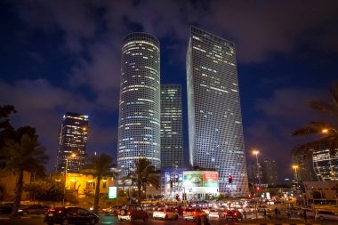 Tel Aviv, İsrail - 29 Temmuz 2019: Azrieli alışveriş ve iş merkezi Akşamları üç gökdelen, Kaplan Caddesi manzaralı. Geceleri Tel Aviv.