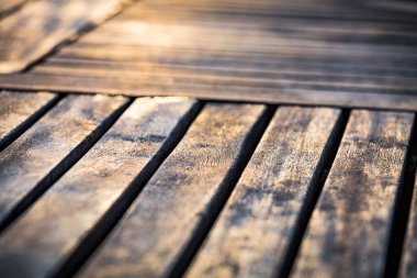 Kahverengi ahşap çizik eski masanın masa dokusu. Seçici odaklanma. Kapatın. Soyut arkaplan, boş şablon, metin alanı.