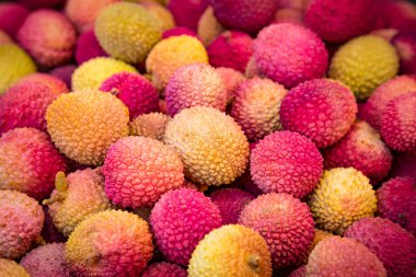 Piyasada taze kırmızı ve sarı litçi meyveleri, liçi, liçi ya da liçi olarak da bilinir, Litchi chinensis doğal besin kaynağı..