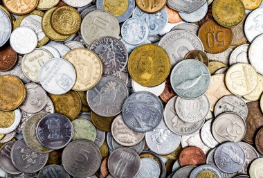 Avrupa ve dünya paraları arka planda. Dünyanın dört bir yanından çeşitli madeni paraların koleksiyonu..