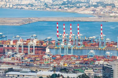 Hayfa, İsrail - Ekim 2018: Haif limanının manzarası? ve güneşli bir yaz gününde iskele vinçleri, kargo konteynırları ve gemiler. Hayfa, Kuzey İsrail
