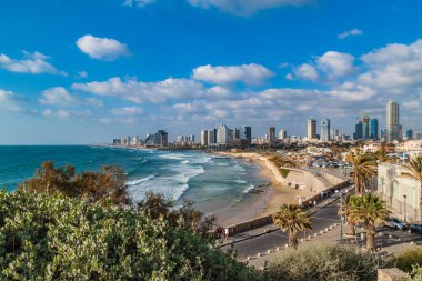 Güneşli bir günde modern Tel Aviv gökyüzü ve plajının panoramik manzarası. Akdeniz, İsrail 'de. Deniz dalgaları ve bulutlu gökyüzü.