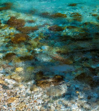 Arnavutluk 'un Saranda kentinde, Bistrice Nehri' nde güzel bir turkuaz yayı var. Soyut su arkaplanı olarak kullanılabilir