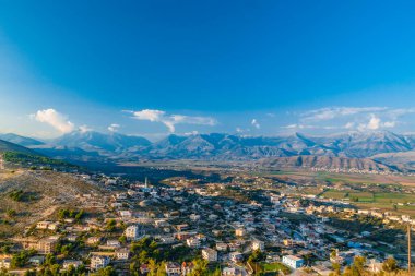 Güneydoğu Arnavutluk, Saranda, Vlora ilçesindeki tepedeki evler ve tarım arazileri