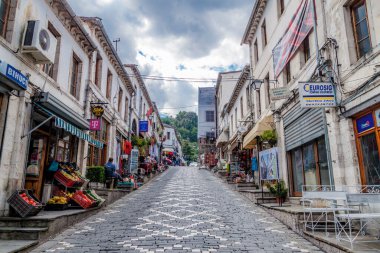 Cirokaster, Arnavutluk - Eylül 2016: Tarihi UNESCO güney Arnavutluk 'un Cirocaster kentini korudu. Tepeye çıkan turist dükkanları olan Paved yolu.