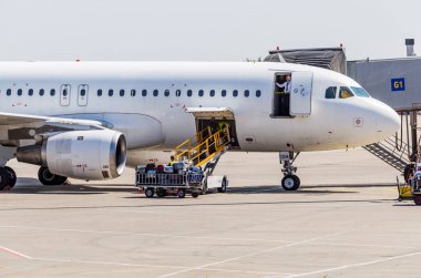 Kharkov / Ukrayna - 19 Ağustos 2018: Kharkov Havalimanı 'ndaki FANair Airbus A319, bagaj yükleme