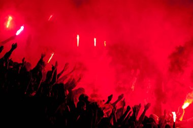 Futbol taraftarları ışıkları, fişekleri ve sis bombalarını yaktı. Protesto kavramı.