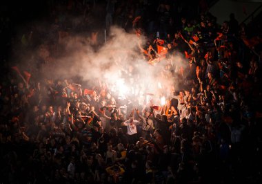 Kharkov, Ukrayna - 07 Ekim 2012: Shakhtar takımının futbol taraftarları ışıkları, fişekleri ve sis bombalarını yaktı. Protesto kavramı.