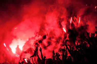 Futbol taraftarları ışıkları, fişekleri ve sis bombalarını yaktı. Protesto kavramı.