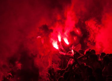 Futbol taraftarları ışıkları, fişekleri ve sis bombalarını yaktı. Protesto mu, devrim mi? Kırmızı duman.