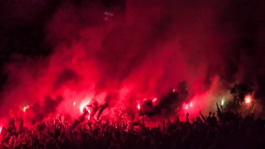 Futbol taraftarları ışıkları, fişekleri ve sis bombalarını yaktı. Protesto mu, devrim mi? Kırmızı duman.