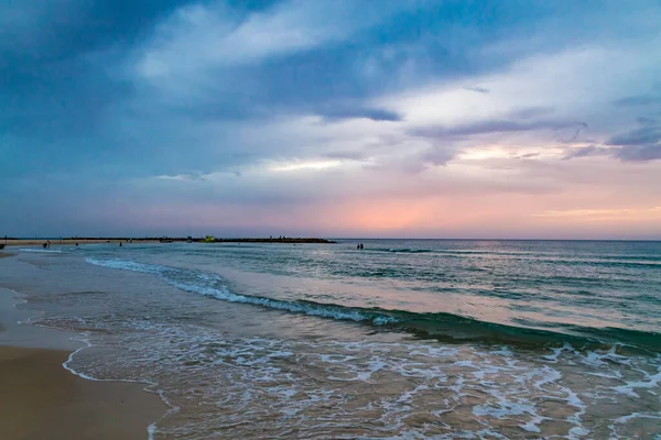 Ora Crepuscolare Sulla Spiaggia Netanya Israele Mar Mediterraneo Cielo Coperto — Foto Stock