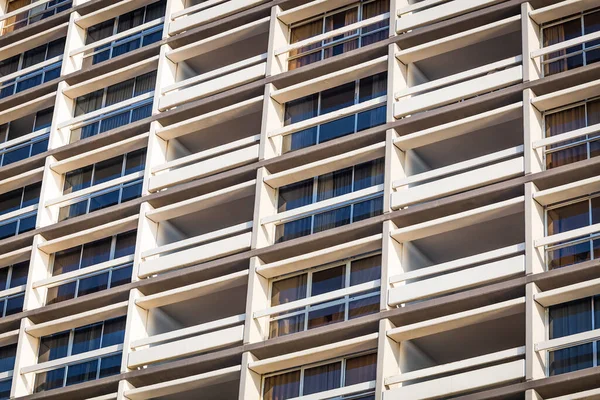 Wohn Oder Hotelgebäude Mit Identischen Balkonen Und Fenstern Fensterhintergrund — Stockfoto