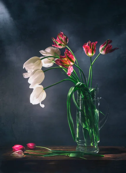 Clássico Ainda Vida Com Belas Flores Tulipa Vermelha Buquê Vaso — Fotografia de Stock