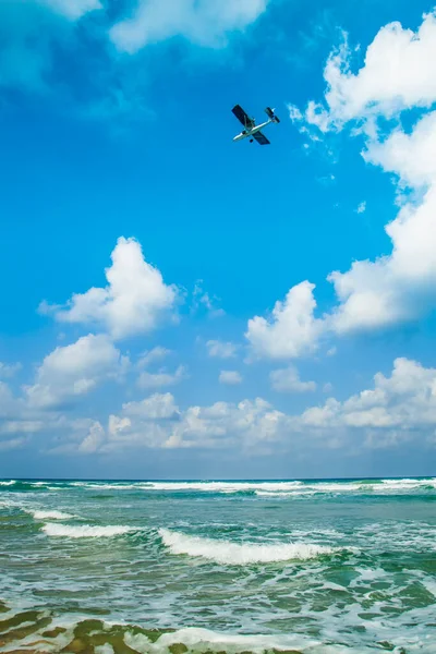 Aereo Vola Tra Nuvole Sopra Spiaggia Aspro Mare Schiumoso — Foto Stock