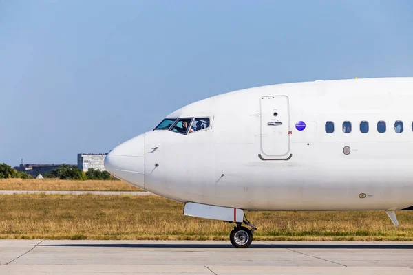 ハリコフ ウクライナ 2018年8月19日 ハリコフ空港のファンエアーのエアバスA319閉鎖 コックピット内のパイロット — ストック写真