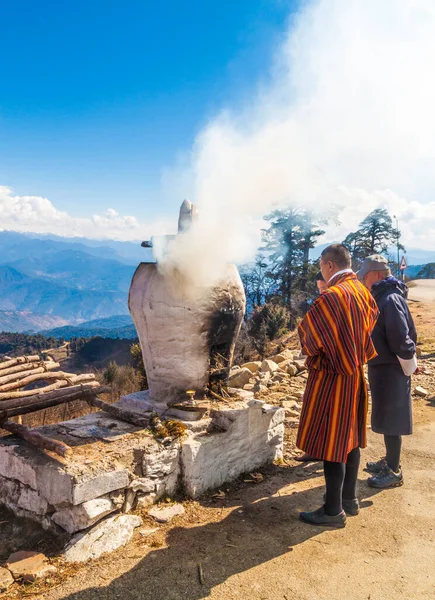 Dochula Pass Bután Marzo 2016 Ttres Hombres Butaneses Vestidos Con — Foto de Stock