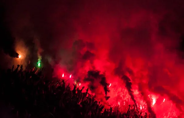 Voetbal Voetbalfans Verlichtten Lichten Fakkels Rookbommen Protest Revolutie Concept Rode — Stockfoto