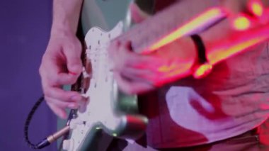Müzisyen bir rock konserinde elektro gitarda solo çalar.