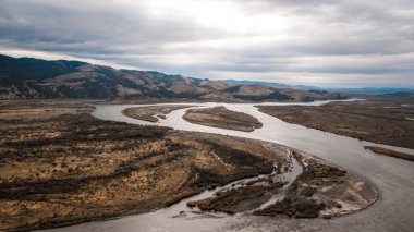 Sibirya 'nın tepelik arazisinde nehir ve yol. Ulan-Ude şehri. Hava görüntüsü
