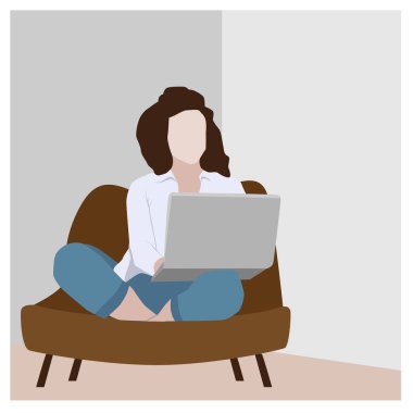 Kariyeri olan bir kadın evde dizüstü bilgisayarını kullanıyor.