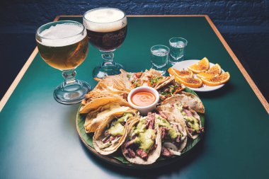 Taco birası ve mezcal karanlık ruh hali aydınlatması.