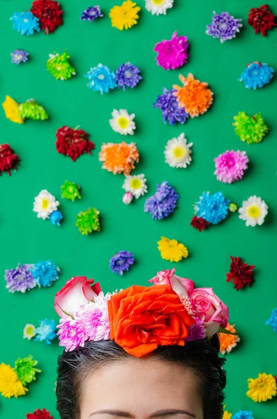 Yeşil dipte çiçekli frida kahlo.